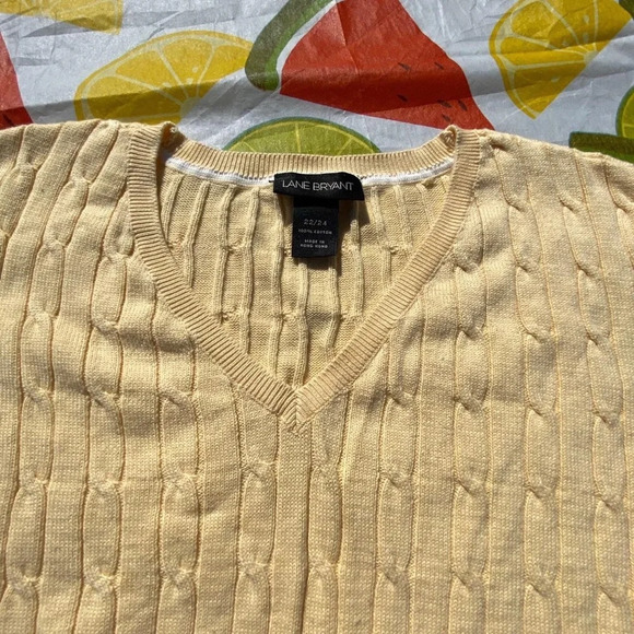 Cable knit yellow chainlink V-neck sweater 
Tagged a size 22/24 - Picture 2 of 3